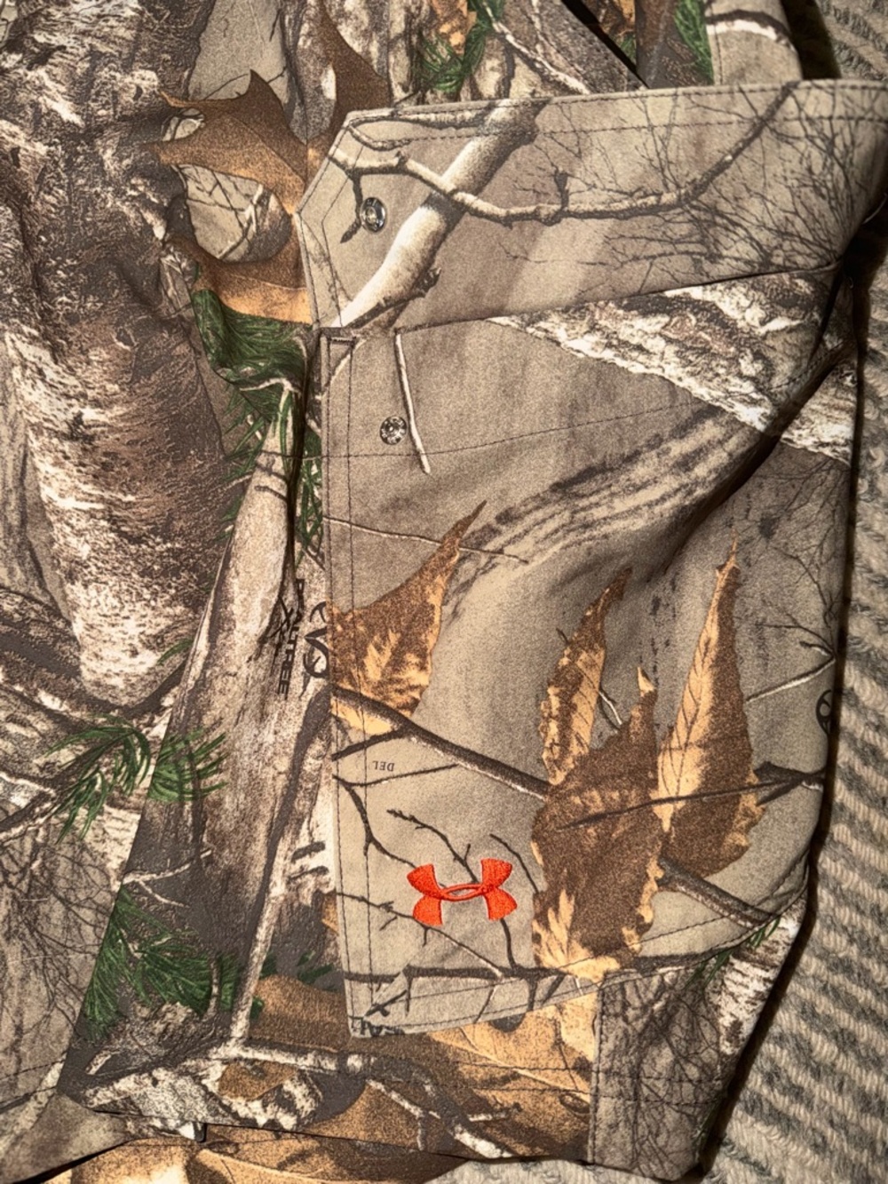 Under Armour Heat Gear Realtree Camo Loose Fit Shorts With Snap Pockets NWOT - Picture 2 of 5